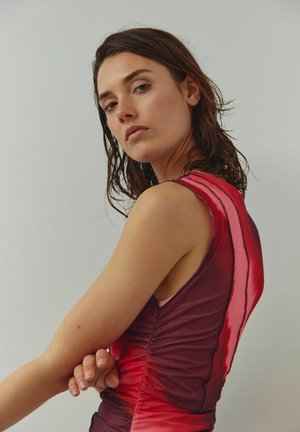 Abito aderente senza maniche con sfumatura dal bordeaux scuro al rosa vivace. Tessuto texturizzato con dettaglio arricciato sul lato.