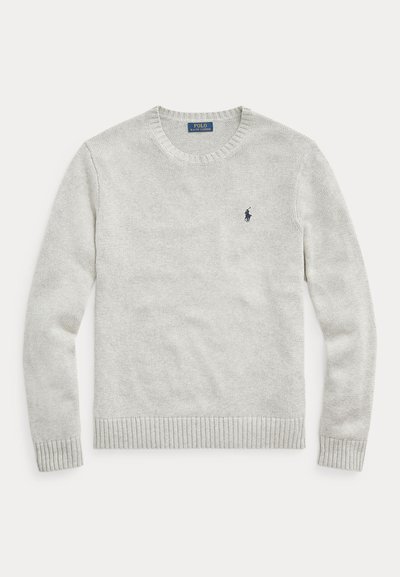 Lichtgrijze gebreide trui met lange mouwen, ronde hals en klein donkerblauw geborduurd Ralph Lauren Polo-logo op de linkerborst.