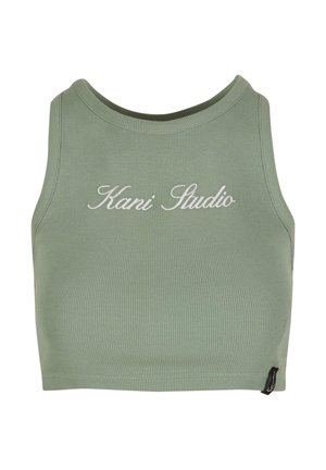 Ripp-Crop-Top in gedämpftem Grün mit rundem Ausschnitt, versehen mit weißen, gestickten "Kani Studio"-Texten auf der Vorderseite und einem dezenten Logo-Tag.
