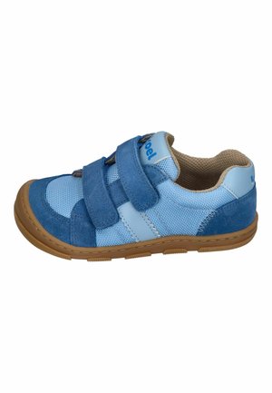 Blauer Kindersneaker mit zwei Klettverschlüssen, Obermaterial aus Mesh und Veloursleder, hellbrauner Sohle und gepolsterter, beiger Innenausstattung.