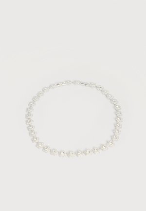 Silbernes Armband mit Blumenmuster und eingefassten klaren Kristallen, die in einem durchgehenden Kreis angeordnet sind, auf neutralem Hintergrund.