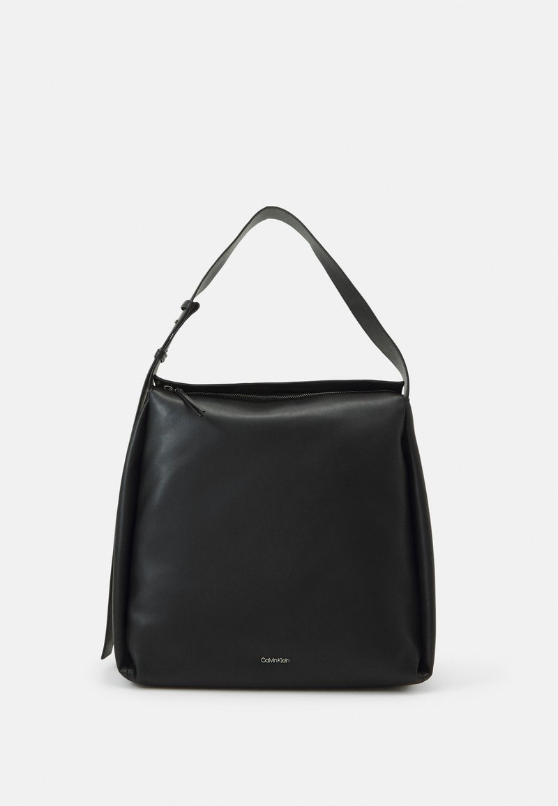 Schwarze Lederhandtasche mit minimalistischen Design, ausgestattet mit einem einzelnen Schulterriemen, Reißverschluss und subtilen Logo-Details am Boden.
