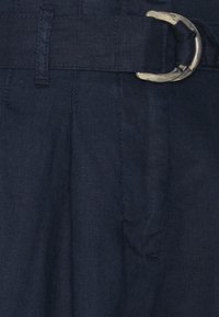 Marine linnen stof met een gestructureerde afwerking, voorzien van een riem met een zilveren metalen gesp en plooidetail in de taille.