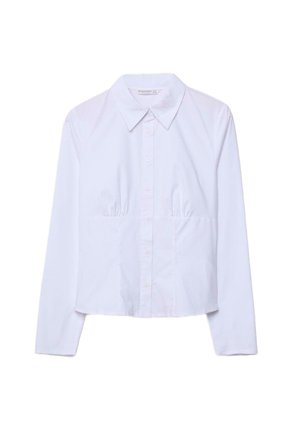 Hvid langærmet bluse med knapper, spidst krave og let rynkning under brystet, kort model ved taljen.