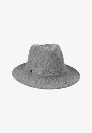 Siva klobuk z širokim robom in rahlo koničasto krono, ki ima na strani majhen kovinski logotip. Mehka tekstura in gladka površina.