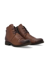 Braune Leder-Ankle Boots mit glatter Textur, runder Zehenpartie und seitlichem Reißverschluss. Sie weisen subtile Falten und einen gestapelten Absatz auf.