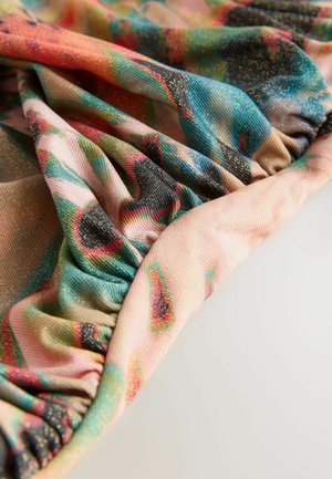 Bunt gemustertes Gewebe mit Falten und einem gerafften Rand, überwiegend in Rosa-, Blau- und Goldtönen mit einer glatten Textur.