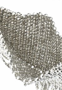 Metallisches silberfarbenes Perlengewebe mit sechseckigen Perlen und einer glänzenden Oberfläche, das einen strukturierten, schimmernden Effekt erzeugt.