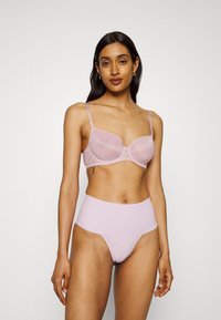 Spanx SPANXSUPERSMOOTH™ UNDIE-TECTABLE® THONG - Tanga - luxe lilac
