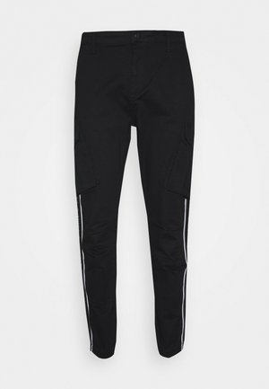 Pantalones de carga negros con corte slim, que cuentan con dos bolsillos laterales, franjas laterales blancas y una textura de tela suave.