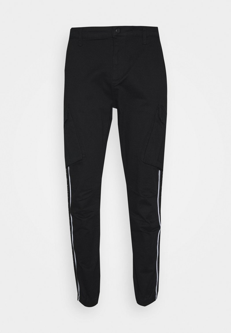 Svarta cargo byxor med slim fit, som har två sidofickor, vita sidestreck och en slät textur.
