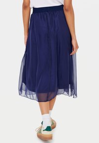 Mikro midi-sukně námořnické modři vyrobená z průhledné tkaniny, s elastickým pasem, volným střihem a vrstveným detailem na lemu.