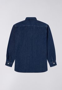Camicia in denim blu scuro con maniche lunghe, polsini con bottoni e colletto a punta. Texture liscia e finitura sottile all'orlo.