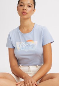 Levi's® THE PERFECT TEE - Potiskana majica - wave fill kentucky blue