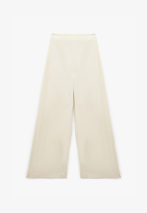 Bequeme, weit geschnittene Hosen in einem hellen Cremeton, mit glattem Stoff, hohen Bund und ohne sichtbare Muster oder Akzente.