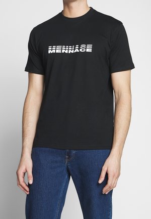 T-shirt en coton noir avec un imprimé textuel blanc disant "MENNACE" avec des épaisseurs variées, encolure ronde, manches courtes et coupe décontractée.