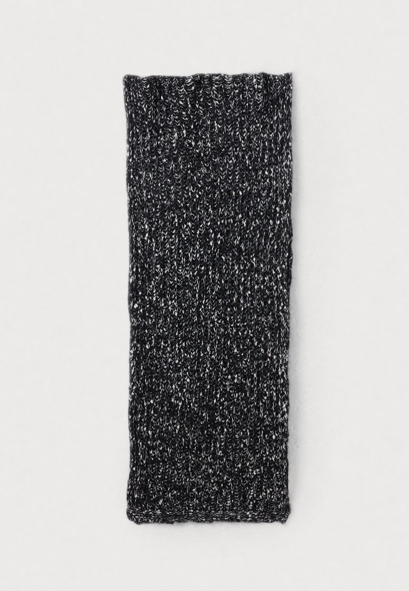 Fekete-fehér cirmos kötött, téglalap alakú sál, hosszirányban összehajtva, egyszerű, világos háttéren.