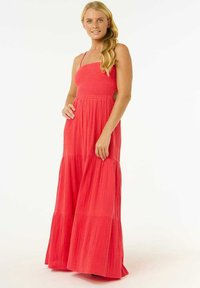 Maxi kjole i koral med smocket bodice, tynde stropper og lagdelt, tekstureret stof. Flatterende silhuet med en løs pasform og blød tekstur.