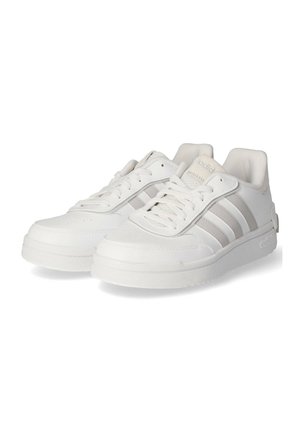 Zapatillas deportivas blancas de diseño bajo, hechas de un material similar al cuero, con tres rayas texturizadas, cordones planos y una suela de goma.