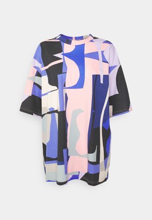 Camiseta de algodón con un patrón abstracto que presenta formas vibrantes en azul, rosa, negro y gris claro; ajuste holgado y mangas cortas.