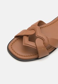 Love Moschino FILLED HEART - Iešļūcenes - cammello