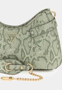 Groene handtas met slangenprint, gouden hardware accenten, een driehoekig logo en een kettingriem. Heeft een gladde textuur en een ritssluiting.