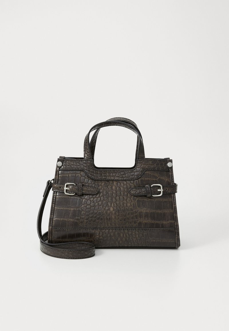 Sac à main en cuir avec motif crocodile dans un brun foncé, doté de deux poignées supérieures, d'une bandoulière amovible et d'accents en métal argenté.