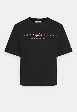 Sort bomulds T-shirt med afslappet pasform. Har regnbuefarvet "TOMMY JEANS NEW YORK CITY" tekst i fed skrift tværs over brystet.