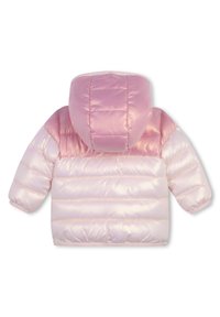 Doudoune en dégradé de nuances roses. Elle présente une capuche et un design matelassé, une texture brillante, ainsi que des poignets élastiques avec une coupe décontractée.