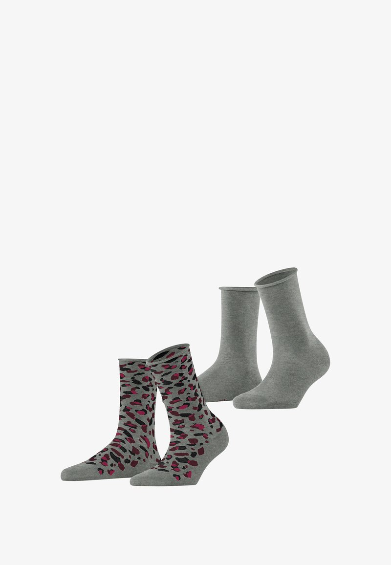 Cztery pary szarych skarpetek są wyeksponowane: dwie z wzorem w różową i czarną panterę oraz dwie w jednolitym szarym kolorze, o długości do połowy łydki.