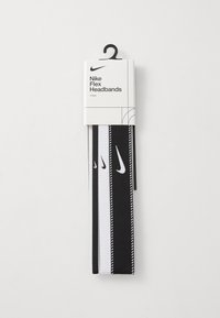 Nike Flex Hovedbånd, tre pakker; har sort og hvidt stof, elastisk materiale, med logo detaljer og stribet mønster på et af hovedbåndene.