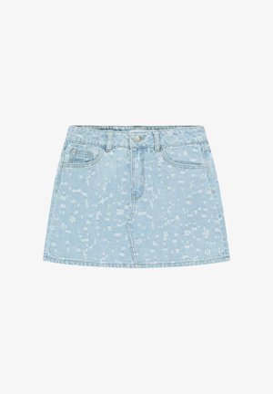 Lichtblauwe denim minirok met witte bloemrijke borduursels, voorzakken, riemlussen en een knoopsluiting.