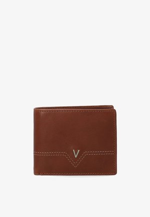 Bruine leren portemonnee met een gestructureerde afwerking, voorzien van contrasterende stiksels en een zilveren 'V'-accent aan de voorkant. Bi-vouw ontwerp.