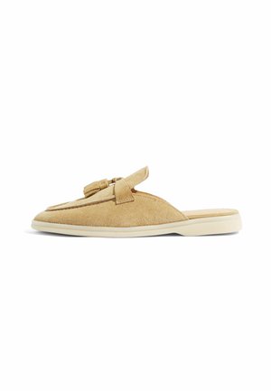 Svijetlosmeđi suknjasti slip-on cipele s širokim prednjim dijelom, dekorativnom čvorom i uskom bijelom gumiranom potplatom. Ravni dizajn, bez kopčanja.