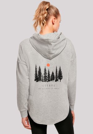 Grauer Kapuzenpullover mit einem Rückenaufdruck von immergrünen Bäumen und einer Sonne, darunter das Wort "ESCAPE" in einer fetten, modernen Schriftart.