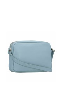 Borsa a tracolla in pelle azzurro chiaro con finitura testurizzata, forma rettangolare, chiusura con zip e tracolla regolabile.