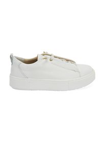 Weiße Leder-Sneaker mit texturierter Oberfläche, flacher weißer Gummisohle, minimalistischem Design und dezenten goldenen Hardware-Akzenten.