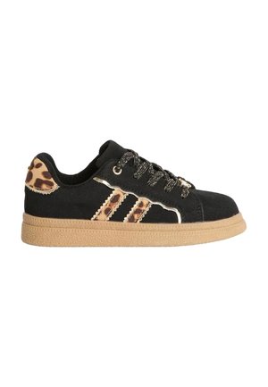 Sneaker in suede nero con dettagli leopardati, particolari metallici e suola in gomma marrone testurizzata. Dotata di lacci neri e dorati.