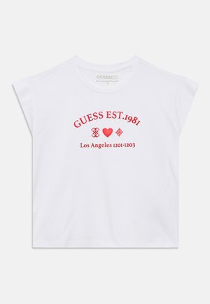 T-shirt bianca a maniche corte con scritte rosse "GUESS EST. 1981" e "Los Angeles 1201-1203" e tre simboli rossi, centrati sul davanti.