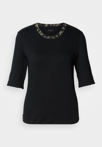 T-shirt noir à manches courtes avec un col rond, doté d'un col à motif camouflage. Fabriqué en tissu doux et extensible avec une texture lisse.