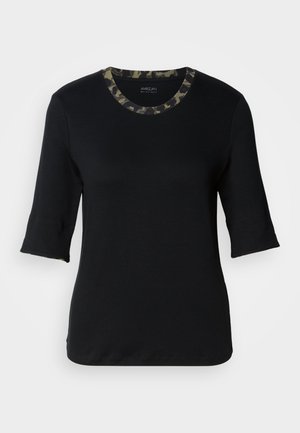 T-shirt noir à manches courtes avec un col rond, doté d'un col à motif camouflage. Fabriqué en tissu doux et extensible avec une texture lisse.