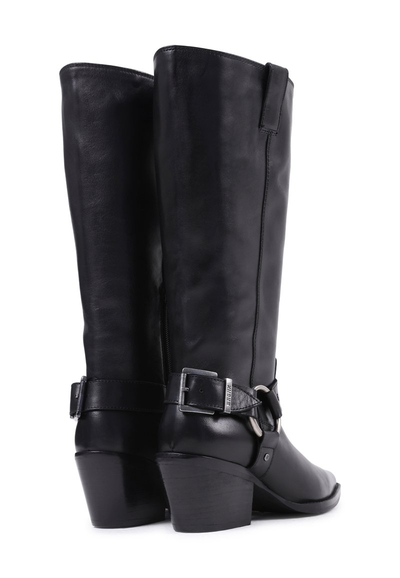 Czarne skórzane botki do kolan z niewielkim obcasem, z akcentem w postaci klamry i zamkiem błyskawicznym z boku. Gładka tekstura, wydłużony kształt.