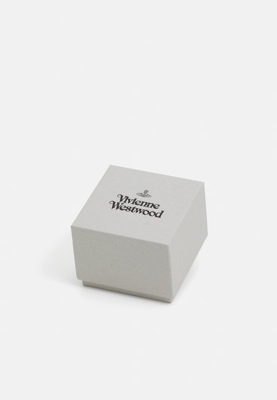 Hall hõbedatavast paberist ruudukujuline kast, mille peal on must trükitud logo "Vivienne Westwood" koos krooni disainiga.