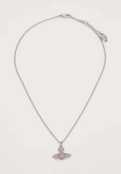 Collar de cadena de plata con un colgante rosa y brillante en forma de lazo con un corazón, asegurado con un cierre de langosta.