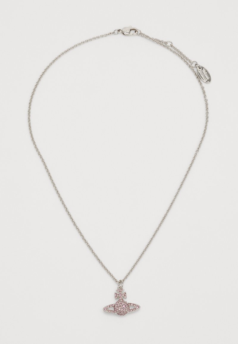 Sudraba ķēdes kaklarota ar rozā, mirdzošu piekaramo, kas veidota kā izsistēta cilpa ar sirdi, piestiprināta ar omā nūju.