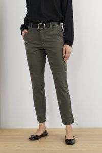 Khaki chinos s úzkým střihem, se bočními kapsami, černým páskem se zlatou sponou a jemnými detaily na manžetách.