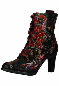 Stivaletto alla caviglia con lacci, in tessuto nero a fantasia floreale, lacci rossi e tacco di medio altezza. Accessori decorativi aggiungono dettagli al design.