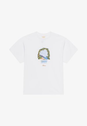 Weißes Baumwoll-T-Shirt mit einem bunten Grafikmotiv einer Landschaft, eingerahmt von grünen Blättern, blauen Akzenten und dem Text "Bistro" darunter.