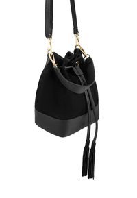Sac seau en daim noir avec une base en cuir texturé et des finitions en doré. Comprend deux pompons et une bandoulière réglable pour le transport.