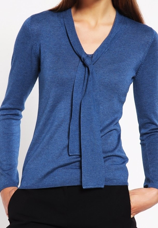 Suéter de punto azul con escote en V y un lazo atado en la parte delantera, con mangas largas y un diseño ajustado. Textura suave y acabado liso.